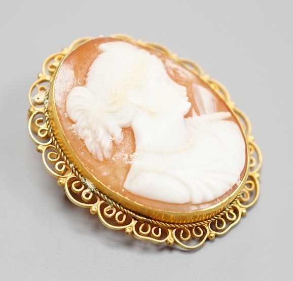 A modern 14k yellow metal mounted oval cameo pendant brooch, 30mm, gross weight 3.8 grams.